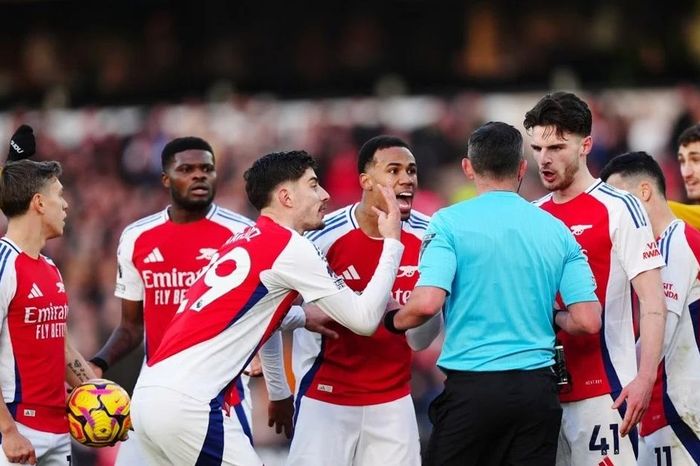 Chùm ảnh: Arsenal thắng Wolves trong trận cầu tranh cãi