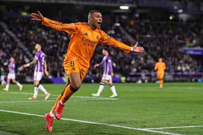 Mbappe cân bằng thành tích của Ro béo, 'phả hơi nóng vào gáy' Lewandowski