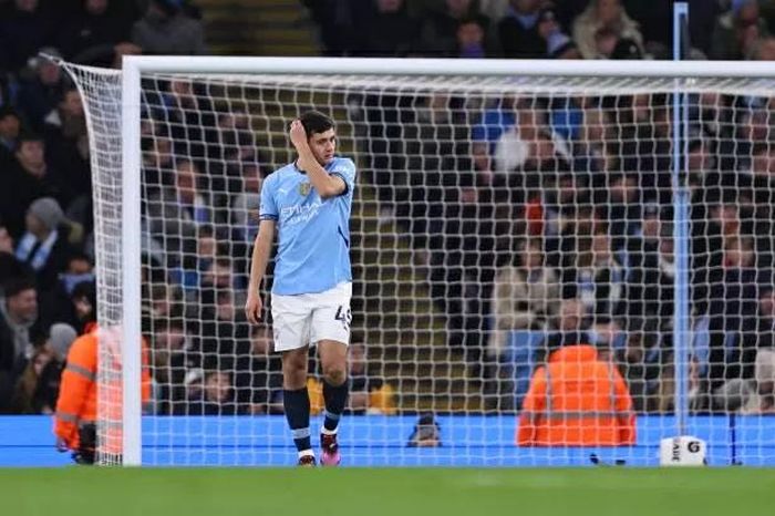 Trung vệ Khusanov ra mắt Man City với sai lầm khó đỡ