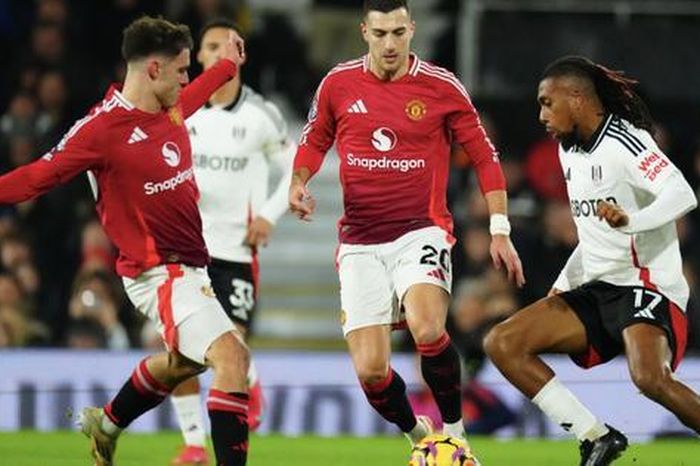 Trung vệ lập công, Man United thoát hiểm tại Craven Cottage