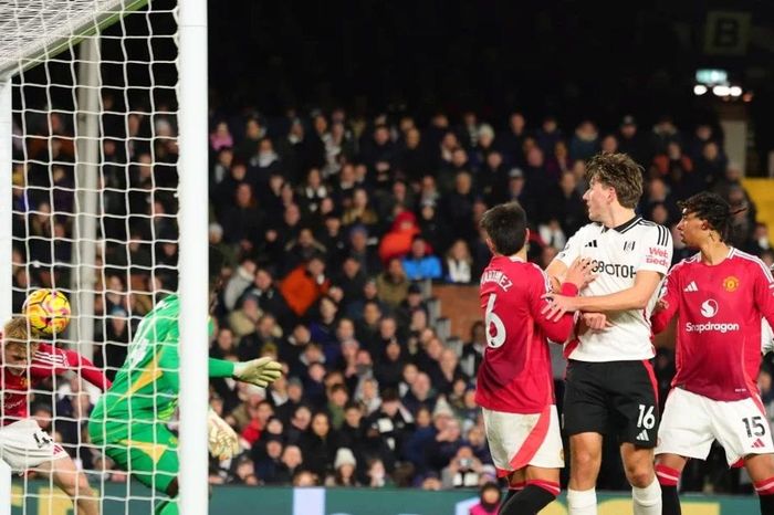 Man Utd thắng may mắn ở Ngoại hạng Anh