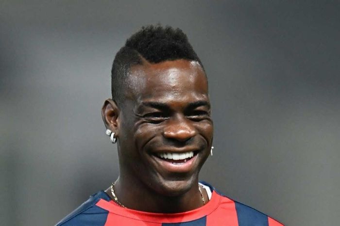 Balotelli ngoan cố ở lại Genoa