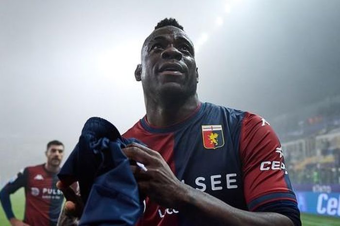 'Ngựa chứng' Mario Balotelli trên đường tới Hàn Quốc chơi bóng