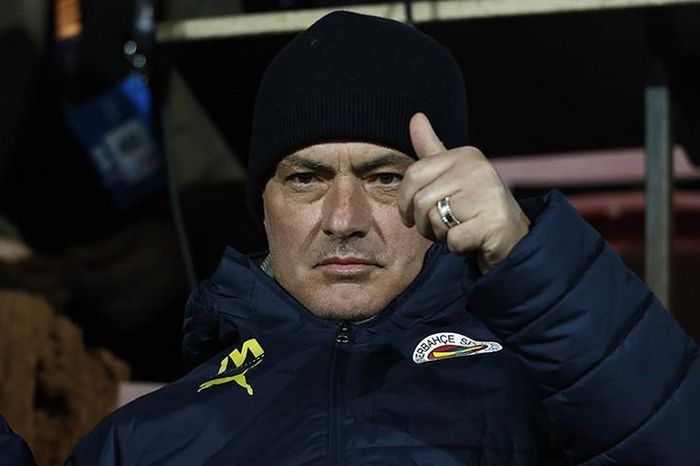 Mourinho mỉa mai UEFA khi Fenerbahce được cứu ở Europa League