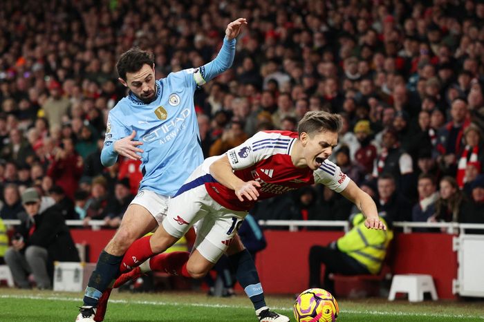 Silva đá vào người sao Arsenal