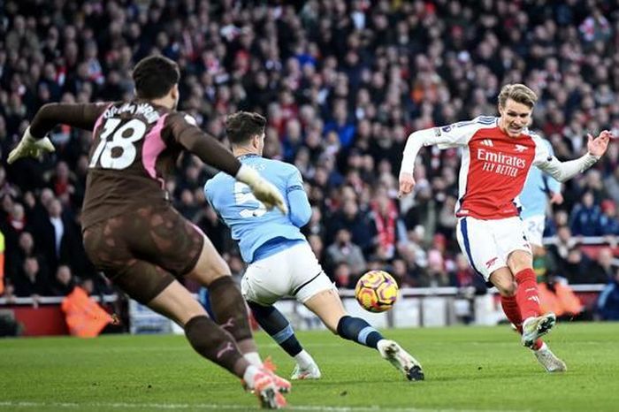 Pep Guardiola 'chết đứng' khi Arsenal quật ngã Man City với tỉ số khó tin