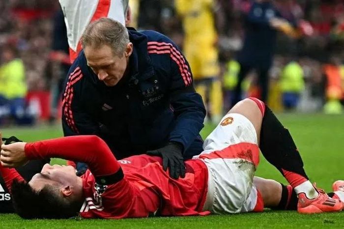 Martinez bật khóc rời sân, MU thua đơn thiệt kép