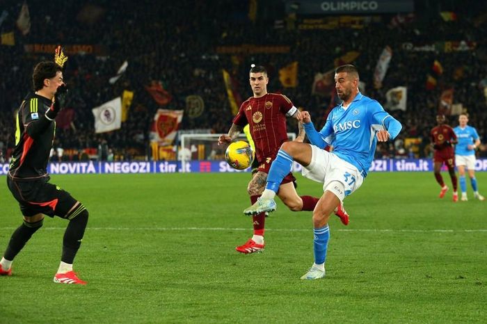 AS Roma thoát thua Napoli phút bù giờ