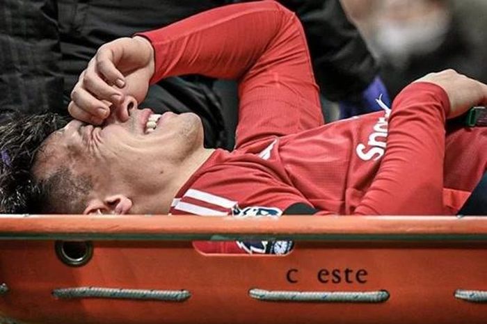 Lisandro Martinez chấn thương nặng, Man United chiêu mộ trung vệ thần đồng cả châu Âu săn đón?