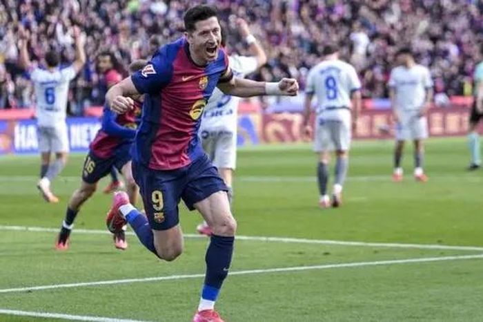 Barcelona rút ngắn khoảng cách với Real Madrid