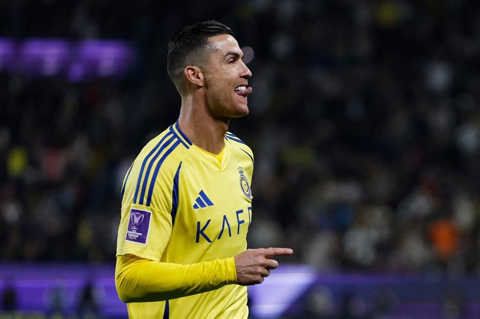 Ronaldo ra mắt phong cách ăn mừng mới