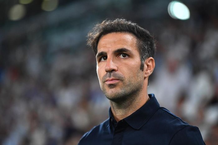 Đội của Fabregas thay cả đội hình