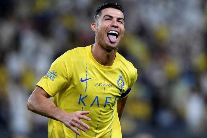 Ronaldo làm cộng đồng fan Messi dậy sóng