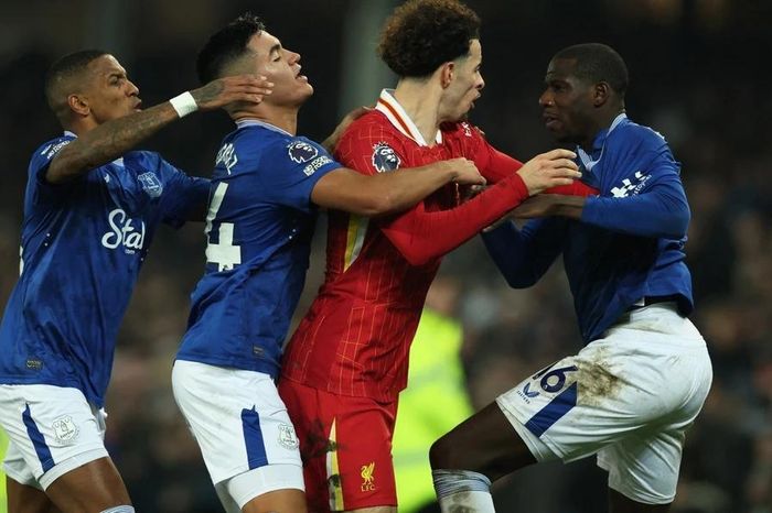 Cầu thủ Liverpool và Everton ẩu đả trên sân