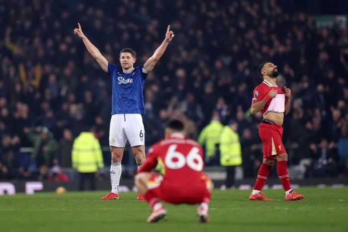 Liverpool đánh rơi chiến thắng phút bù giờ trước Everton