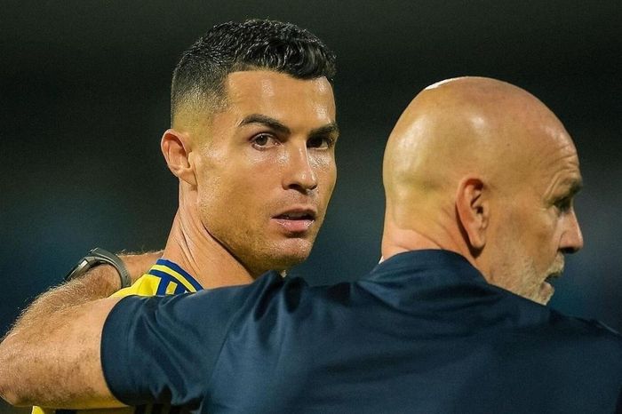 HLV Al Nassr hỏi ý kiến Ronaldo để thay người