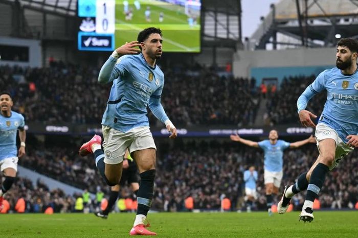 Tân binh lập hat-trick, Man City trở lại Top 4 Premier League