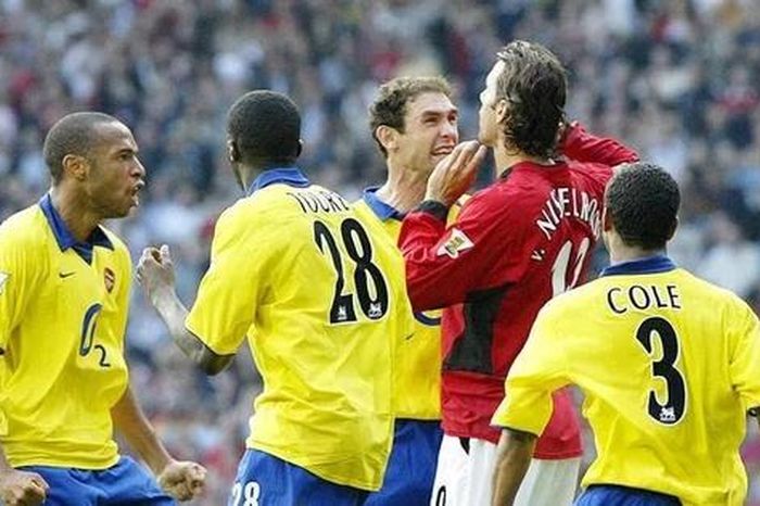 Keown xin lỗi Van Nistelrooy sau 22 năm vụ xô xát khét tiếng tại Old Trafford