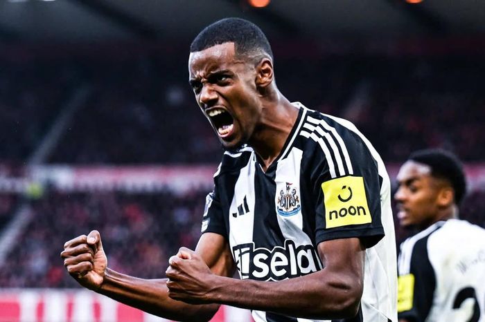 Newcastle ra giá bán Isak