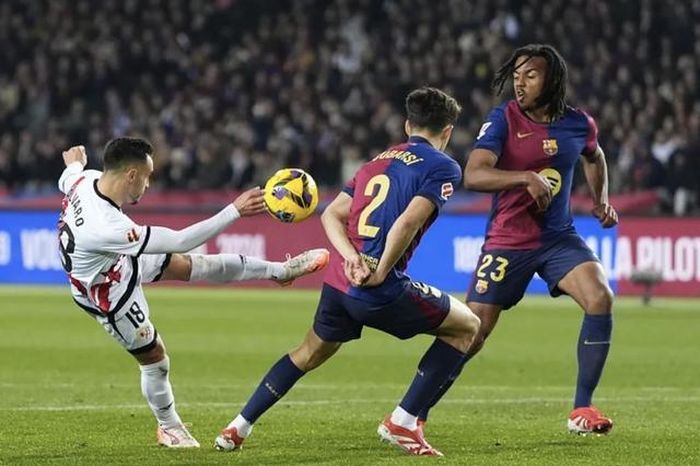 Thắng chật vật Vallecano, Barcelona trở lại ngôi đầu La Liga