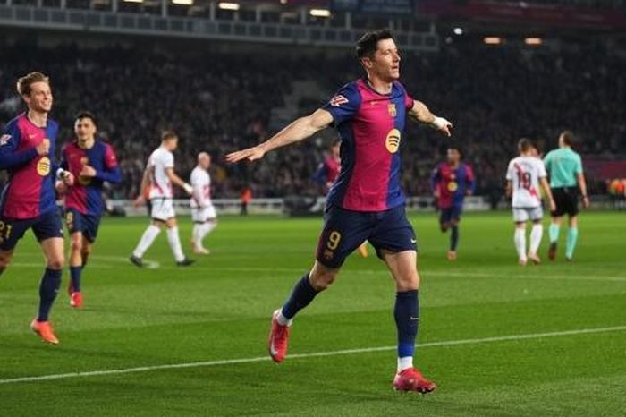 Ghi bàn liên tiếp, Lewandowski được Barcelona trọng thưởng