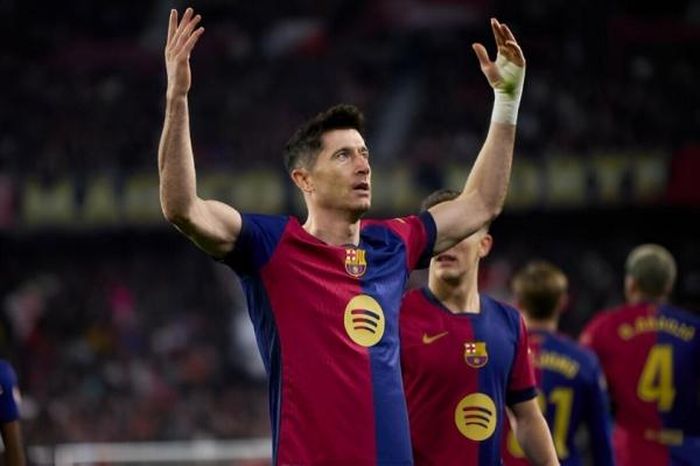 Lewandowski tỏa sáng đưa Barcelona trở lại ngôi đầu La Liga