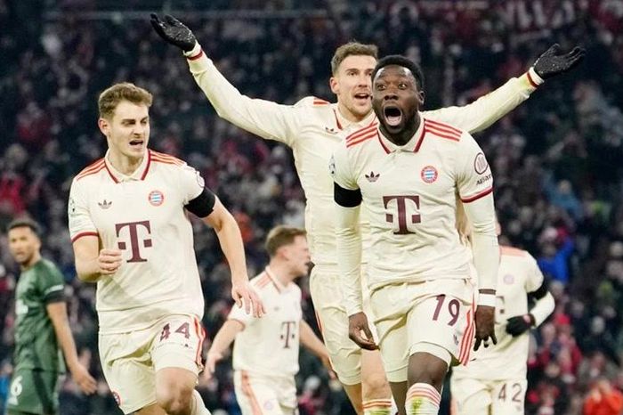 Alphonso Davies mừng hợp đồng mới bằng cách đưa Bayern vào vòng 1/8