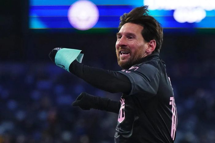 Trọng tài làm chuyện lạ lùng với Messi