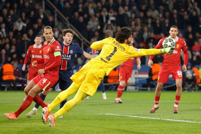 Khủng khiếp người hùng Alisson 10 lần cứu thua cho Liverpool
