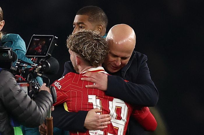 HLV Arne Slot tiết lộ bí mật trong phòng thay đồ giúp Liverpool thắng kỳ diệu PSG