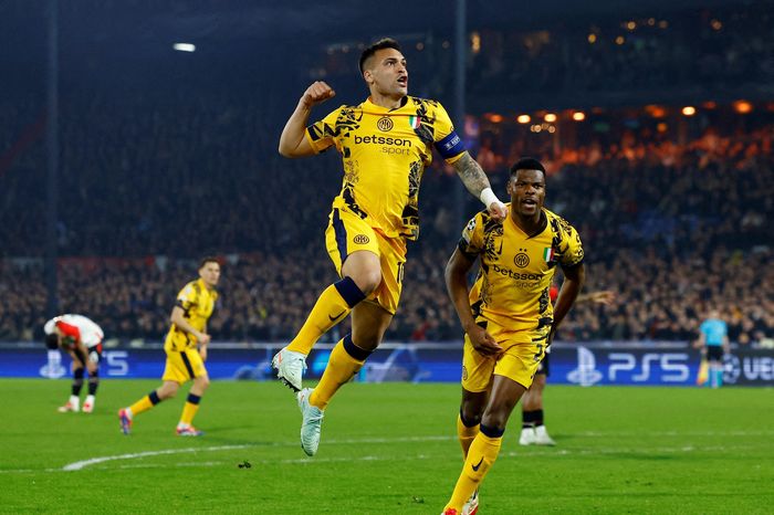 Inter đặt một chân vào tứ kết Champions League