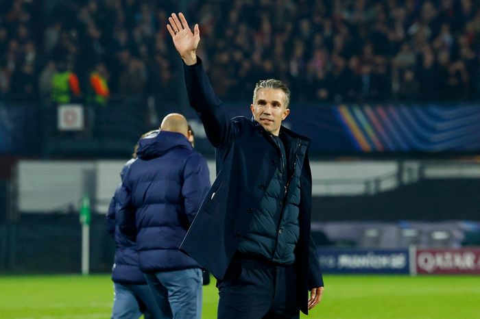 HLV Van Persie bị nghi ngờ năng lực