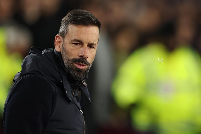Van Nistelrooy khiến Leicester dậy sóng