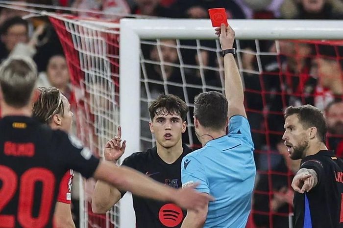 Barca thắng với 10 người từ phút 22, Flick đặc biệt khen 1 cái tên