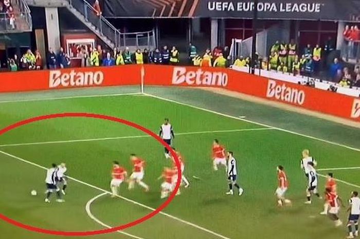 Pha bóng biến Tottenham thành trò cười