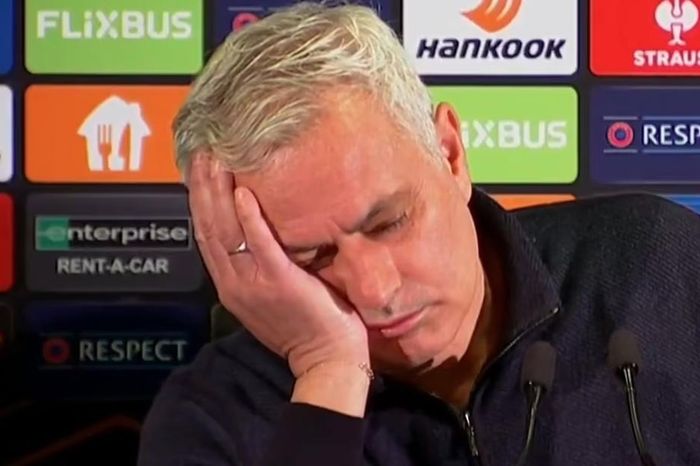 Mourinho giả vờ ngủ khi phóng viên đặt câu hỏi