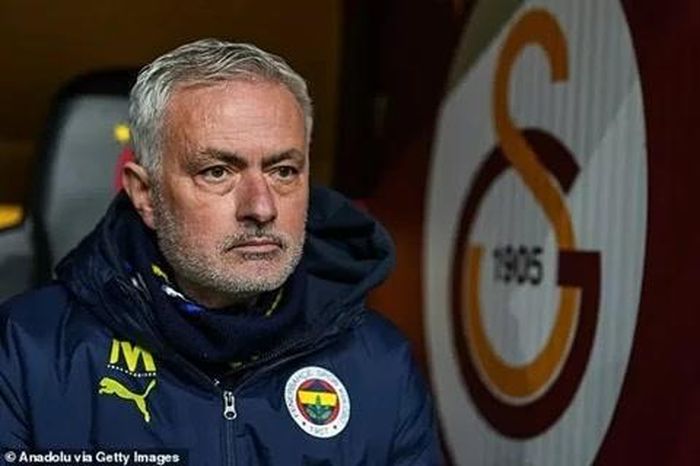 Jose Mourinho tiết lộ đã nhận được lời mời đặc biệt từ Sir Jim Ratcliffe