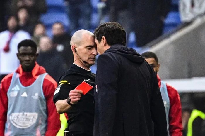 'Húc' trọng tài, HLV Lyon bị cấm 9 tháng