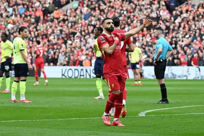 Liverpool ngược dòng thắng đội bét bảng