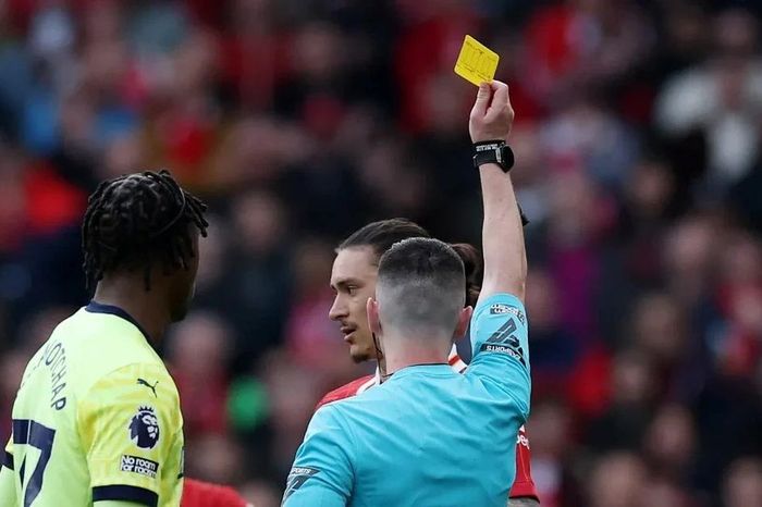 Liverpool thắng tranh cãi, hơn Arsenal 16 điểm