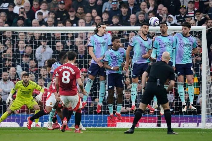 Siêu phẩm đá phạt của Bruno Fernandes vào lưới Arsenal