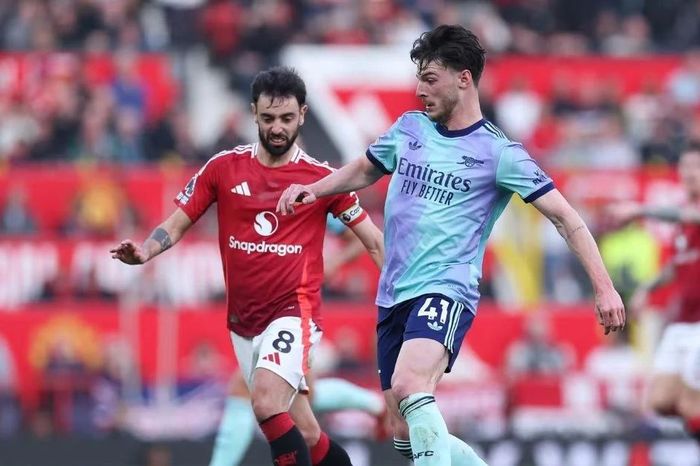 Manchester United-Arsenal 'bất phân thắng bại' ở Old Trafford