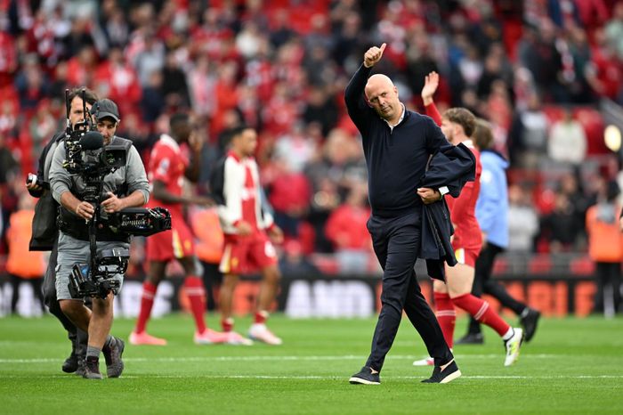 HLV Arne Slot đứng trước ngưỡng cửa của sự bất tử ở Liverpool