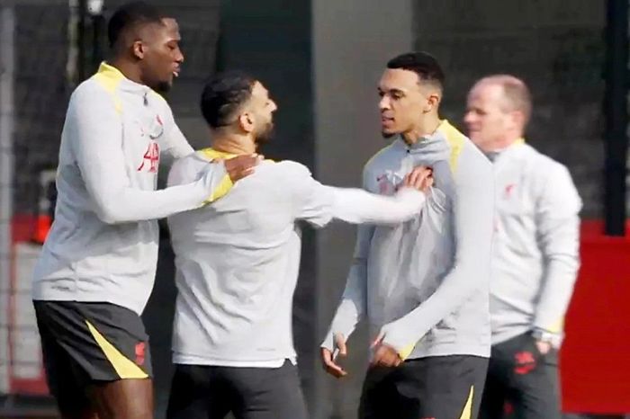 Sự thật về vụ xô xát giữa Salah và Arnold