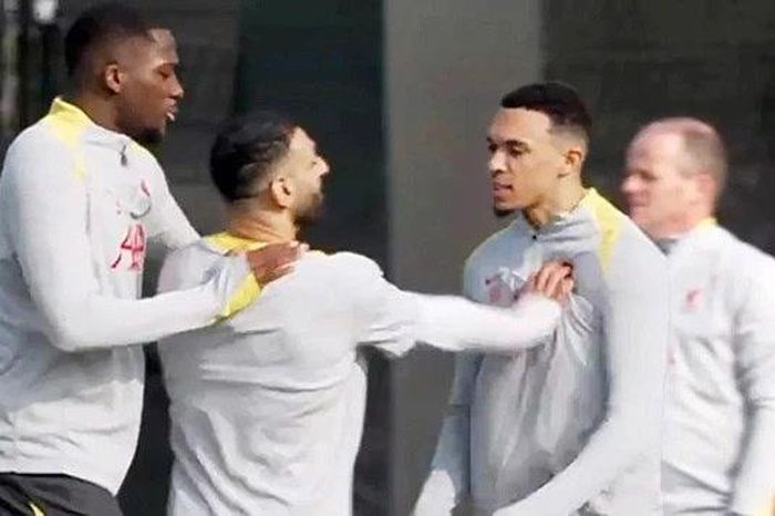 Bộ đôi trụ cột Liverpool 'choảng' nhau trên sân tập
