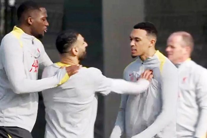 Salah xô xát cực căng với Alexander-Arnold trên sân tập Liverpool