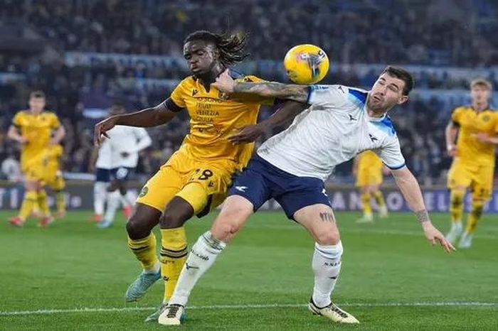 Lazio chia điểm với Udinese trên sân nhà