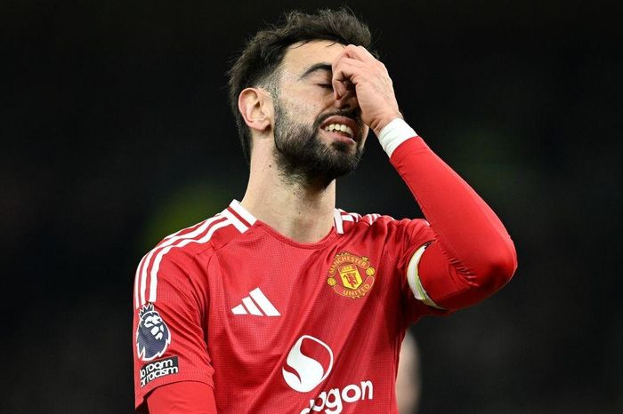 Bruno Fernandes chỉ 'xách dép' cho thế hệ vàng 92 của MU