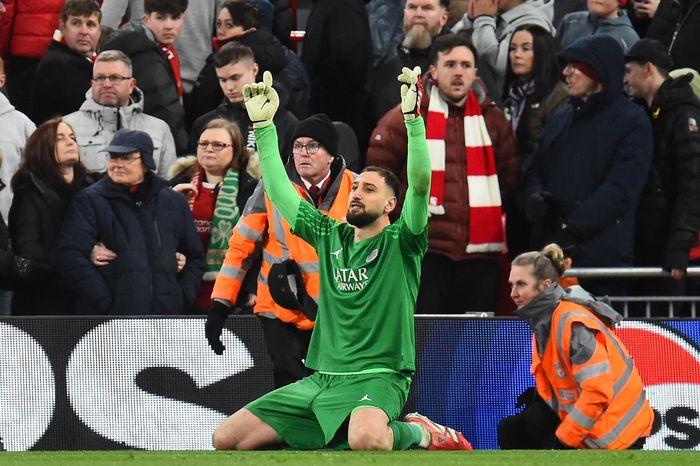Nụ cười nhếch mép của Donnarumma