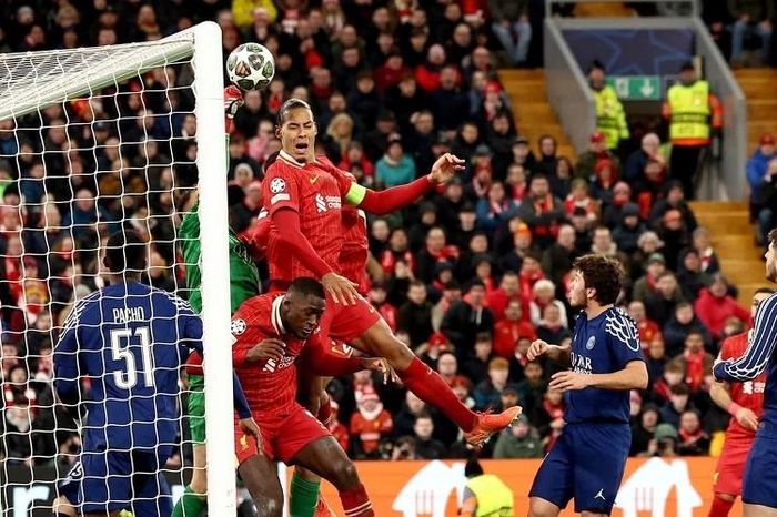 Liverpool bị PSG loại đau: Slot bần thần, Enrique tuyên bố nóng
